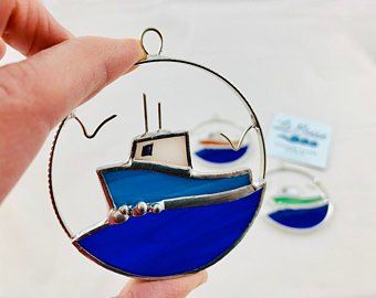 Deco Marine, Glass Boat, L'art Du Vitrail, Glass Art Pictures, Painted Glass Art, Wine Glass Art, Beach Glass Art, Glass Art Projects, Stained Glass Ornaments