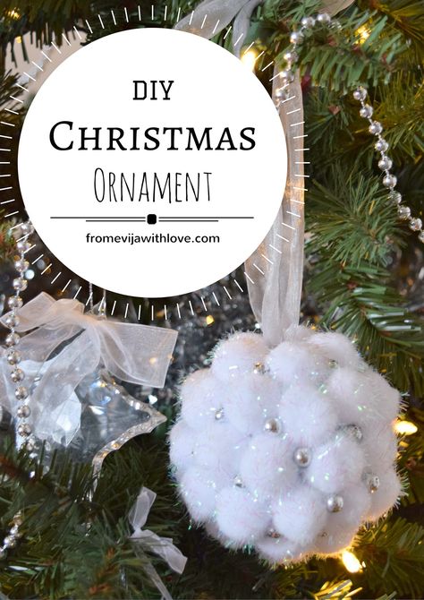 White Christmas Decorations Diy, Christmas Pom Pom Crafts, Pom Pom Christmas, Glam Christmas Decor, Christmas Easy, Silver Christmas Decorations, White Christmas Ornaments, Diy Christmas Ornament, Diy Pom Pom