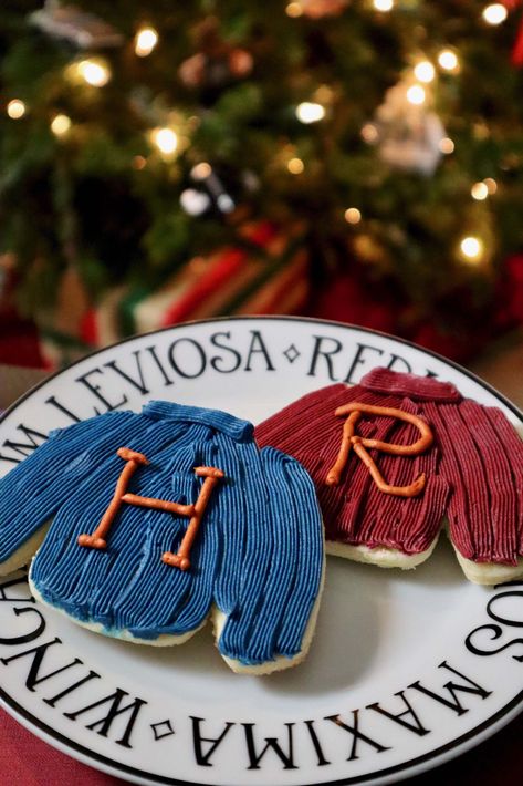 Harry Potter and Ron Weasley’s Christmas Sweater Cookies Harry Potter And Ron Weasley, Harry Potter And Ron, Christmas Sweater Cookies, Harry Potter Christmas Party, Harry Potter Cookies, Mrs Weasley, Sweater Cookies, Harry Potter Desserts, Gateau Harry Potter