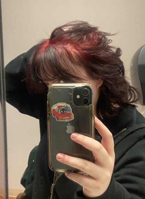 Red Roots On Black Hair, Red Roots Black Hair Short, Dyed Roots On Brown Hair, Maroon Hair Short, Red Roots Brown Hair, Ghost Roots Short Hair, Red Ghost Roots, Black And Red Wolf Cut, Red And Black Wolf Cut