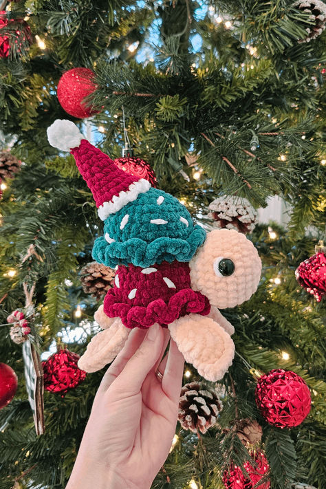 Holidays are the perfect time to crochet gifts and decorations. The pattern for this Ice Cream Turtle is available on Etsy from Happy Turtle Crochet and the mod is available on their Instagram! Crochet Ice Cream Turtle Free Pattern, Christmas Turtle Crochet, Ice Cream Turtle Crochet, Crochet Christmas Turtle, Crochet Christmas Animals, Christmas Crochet Ideas Free, Christmas Crochet Animals, Crochet Ideas Christmas, Crochet Christmas Plushies