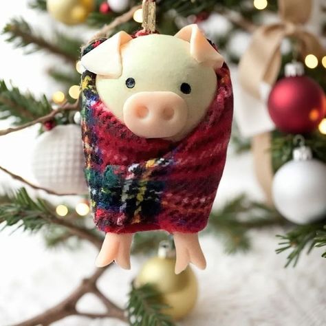 Pigs In Blanket, Blankets Christmas, Pigs In Blankets, Funny Christmas Ornaments, Pig Decor, Merry Christmas Funny, Pigs In A Blanket, Painted Ladies, Unique Christmas Trees