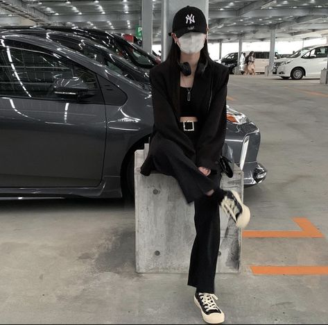 #nyhat #nyc #blazeroutfit #blazerstyle #hatoutfit #blackoutfit #womenfashion #womensstyle Korean Hat Outfit, Black Hat Outfit Baseball Caps, Black Baseball Cap Outfit, New Era Cap Outfit Woman, Korean Hat Style, Baseball Caps Women Outfits, Ny Hat Outfit, Clothes Acubi, Black Korean Outfit