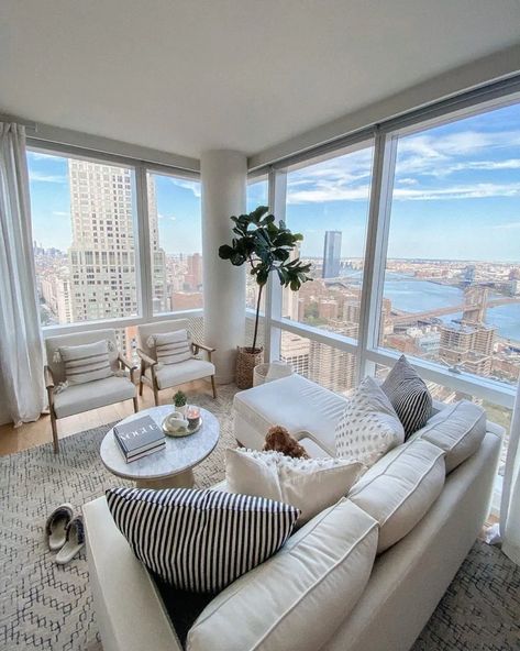 11 Insanely Cute Living Room Ideas For Apartments You'll Love - Home Chic & Comfort Big Window Apartment, Apartment With Big Windows, Small City Apartment, New York Living Room, Apartment Dubai, Apartamento New York, Cute Living Room Ideas, Appartement New York, New York Living