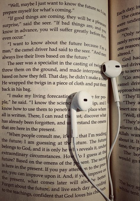 Earphones Aesthetic Photography, Book With Earphones Aesthetic, Clémence Core, Music Aesthetic Earphones, Music Earphones Aesthetic, Earphones Wallpaper, Wired Earphones Aesthetic, Earphone Photography, Shirin Core