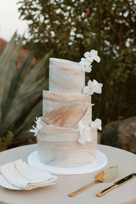 Neutral Boho Wedding, Wedding Cake Minimalist, Ranch Wedding Dress, Rosette Cake Wedding, Geometric Wedding Cakes, Wedding Cake Art, Puff Sleeve Wedding Dress, Metallic Wedding Cakes, Monogram Wedding Cake