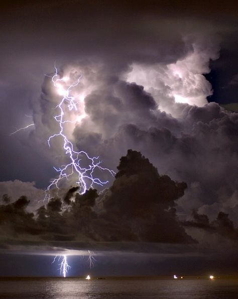 Beautiful and Dramatic Thunderhead Clouds Storm Lighthouse, Clouds Lightning, Lightning Photos, Optical Illusion Tattoo, Floral Paintings Acrylic, Like Symbol, Ride The Lightning, Modern Metropolis, Travel Oklahoma