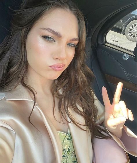 Maddie Ziegler Photoshoot, Maddie Ziegler Instagram, Maddie Z, Maddie And Mackenzie, Mom Photos, Mens Casual Outfits Summer, Maddie Ziegler, Girl Mom, Millie Bobby Brown