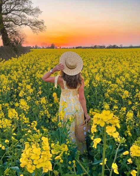 Yellow Field Photoshoot, Yellow Flower Field Photoshoot, Sisters Pics, Girl In Field, Rapeseed Field, Countryside Photography, Canola Field, Yellow Field, Golden Fields