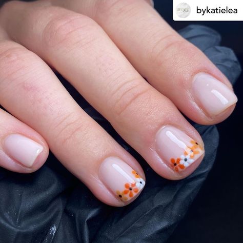 Autumn Nails Flowers, Natural Autumn Nails, Autumn Flower Nails, Fall Flower Nails, Arizona Nails, Round Nail Designs, Gelpolish Nails, Nail Tip Designs, Chic Nail Art