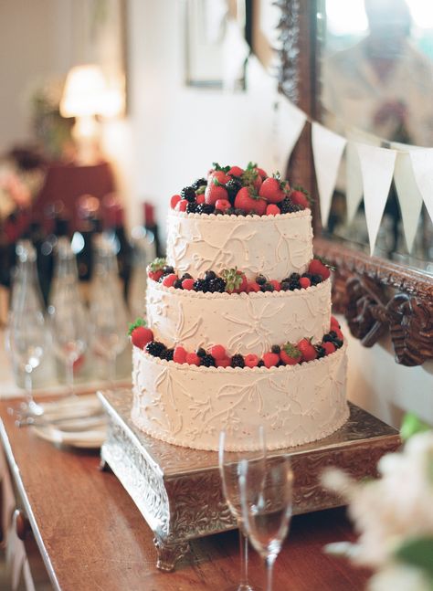 Wedding cake laden with berries. Photography: Elizabeth Messina - www.elizabethmessina.com Cake Berries, Berries Photography, Berry Wedding Cake, Barn Wedding Cakes, Wedding Cake Images, San Ysidro Ranch, Elizabeth Messina, 3 Tier Wedding Cakes, San Ysidro