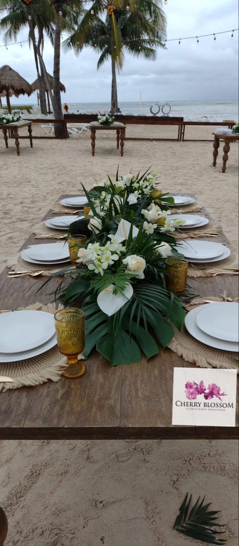 Simple Tropical Centerpieces Wedding, Round Table Settings, Tropical Table Runners, Tropical Wedding Centerpieces, Tropical Centerpieces, Tropical Theme Party, Smith Wedding, Table Garland, Birthday Table Decorations