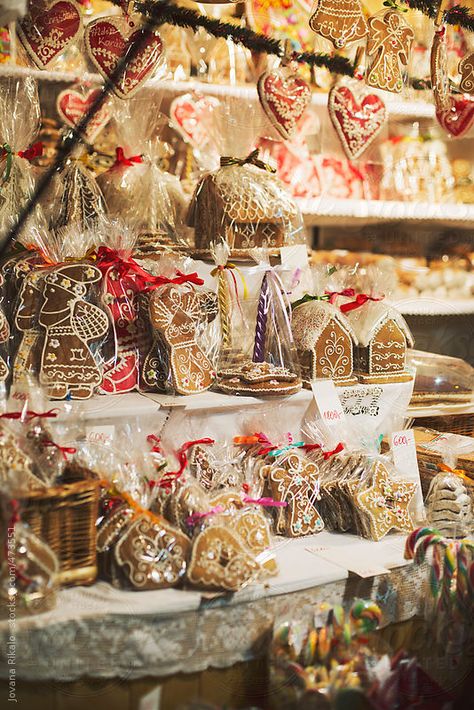 Christmas Market Baking Display, Christmas Market Baked Goods, Christmas Market Stall Ideas, Christmas Candy Store, Christmas Market Party, Christmas Candy Shop, Christmas Market Decorations, York Christmas Market, Christmas Market Food