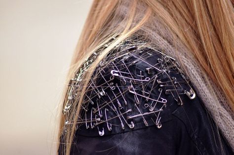 Punk Safety Pins, Safety Pins Fashion, Safety Pin Crafts, Diy Wedding Table, Studs And Spikes, Diy Jeans, Steampunk Women, Diy Jacket, Fashion Tutorial