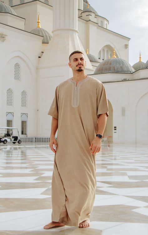 Thobe Outfit Men, Men Thobe Aesthetic, Arabic Men Dress, Mens Thobe Outfit, Jubbah Men Fashion Dubai, Arabic Outfit Men, Jubbah Men Fashion, Jubba Design For Men, Eid Outfits For Men