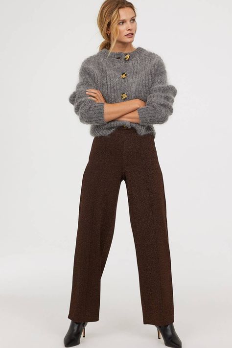 Brown Trend Autumn Winter 2018 Dark Brown Trousers Outfit, Brown Jeans Outfit Women, Brown Trousers Outfit Women, Brown Trousers Outfit, Outfit Marrone, Brown Jeans Outfit, Pant Outfits For Women, Slacks Outfit, Brown Pants Outfit