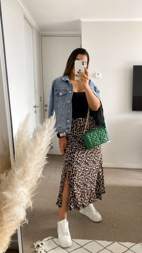 Outfits con falda larga animal print para ir a trabajar - Mujer saludable 10 | Todo para la mujer moderna Small Business Outfits, Outfits Con Faldas Midi, Outfit Pollera Larga, Pollera Animal Print, Faldas Animal Print, Casual Oufits, Animal Print Outfits, Printed Denim Jacket, Outfit Primavera