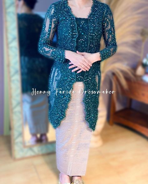 Kebaya Simple, Green Hijab, Model Dress Kebaya, Blue Hijab, Kebaya Lace, Kebaya Modern Dress, Tutorial Hijab Pashmina, Dress Kebaya, Modern Kebaya