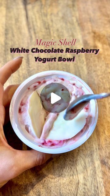 EMMA MONTGOMERY on Instagram: "Magic Shell White Chocolate Raspberry Yogurt 😍

Like, save & tag a friend who would love this! 

176 calories: 13p/18c/6f

1 @twogood vanilla yogurt 
3g sugar free white chocolate pudding mix
40g frozen raspberries 
15g white chocolate chips 
1 tsp zero calorie sweetener" Yogurt Covered Raspberries, Yogurt Raspberries, Yogurt Raspberry Chocolate Clusters, Tcby White Chocolate Mousse Frozen Yogurt Recipe, Raspberry Frozen Yogurt, Sugar Free White Chocolate, Magic Shell, Chocolate Yogurt, Raspberry Yogurt