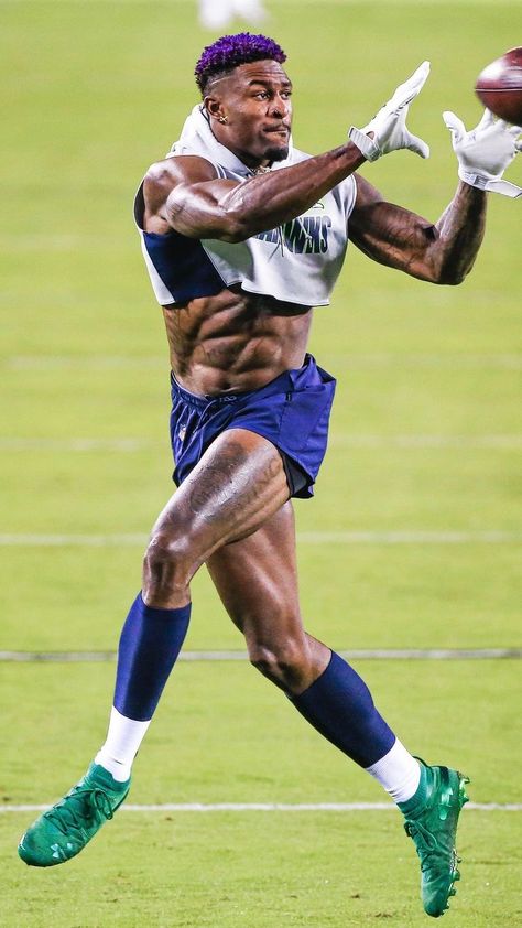 Dk Metcalf Aesthetic, Metcalf Seahawks, Dk Metcalf Wallpaper, Reels Wallpaper, Cool Football Pictures, Football Swag, Nfl Wallpaper, Dk Metcalf, Mens Running Pants