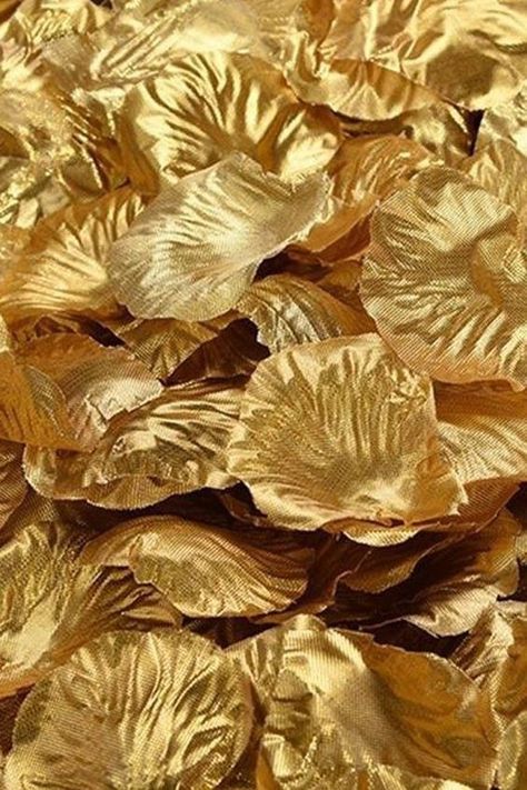 Silk rose petals, gold, inspiration of the day, flower Gold Aesthetic Wallpaper, Bild Gold, Silk Rose Petals, Aesthetic Gold, Colorful Roses, Gold Aesthetic, Silk Rose, Gold Bag, Flower Girl Basket