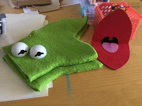 Kermit The Frog Puppet, Frog Puppet, Handmade Puppet, Custom Puppets, Puppets For Kids, Old Patterns, Puppets Diy, Sock Puppets, Puppet Patterns