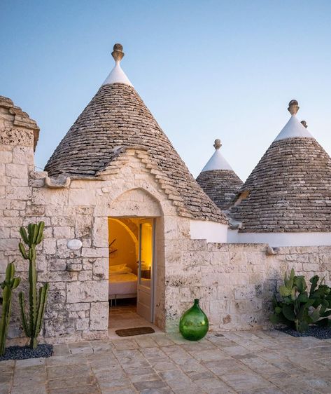 Trulli Puglia Italian Country Kitchen, Italy Villa, Flagstone Flooring, Arched Doors, Dry Stone, Puglia Italy, Outdoor Armchair, Small Hotel, Garden Photography