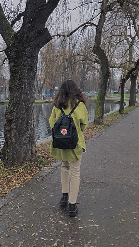 Mini Bagpack Outfit, Kanken Outfit Style, Kanken Sling Bag Outfit, Bagpack Outfit Style, Raven Kanken Backpack, Kanken Backpack Aesthetic, Kanken Backpack Mini, Kanken Style, Kanken Classic