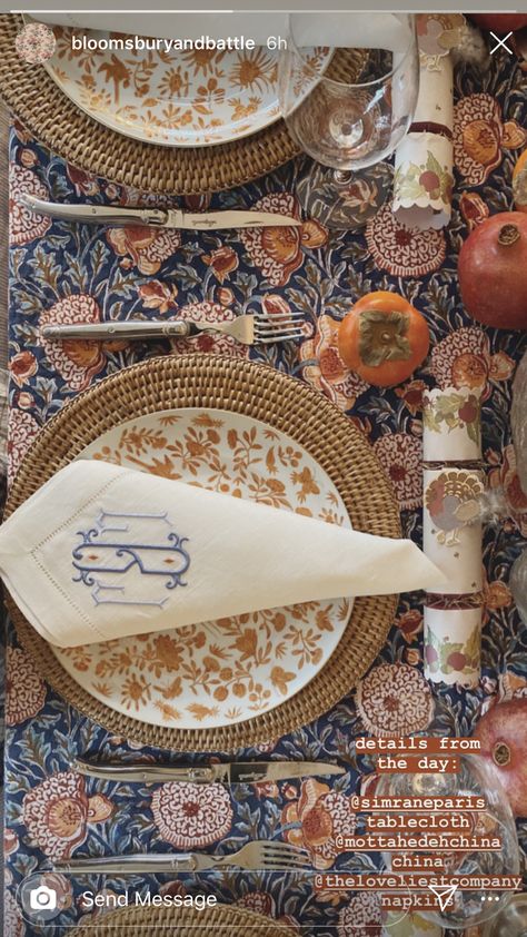 Victorian Style Table Setting, Cottage Table Setting, Eclectic Table Settings, Pumpkin Tablescape, Tablescapes Autumn, Breakfast Table Setting, Place Settings Thanksgiving, Outdoor Table Tops, Tablescape Inspiration