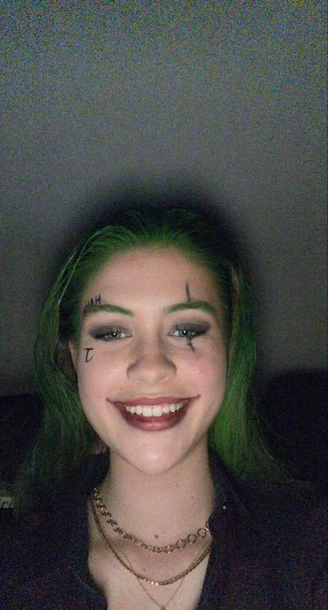 Joker Makeup Female Easy, Joker Women Costume Diy, Easy Joker Costume, Simple Joker Makeup, Hot Joker Costumes, Easy Joker Makeup, The Joker Halloween Costume, Joker Makeup Female, Joker Costume Girl