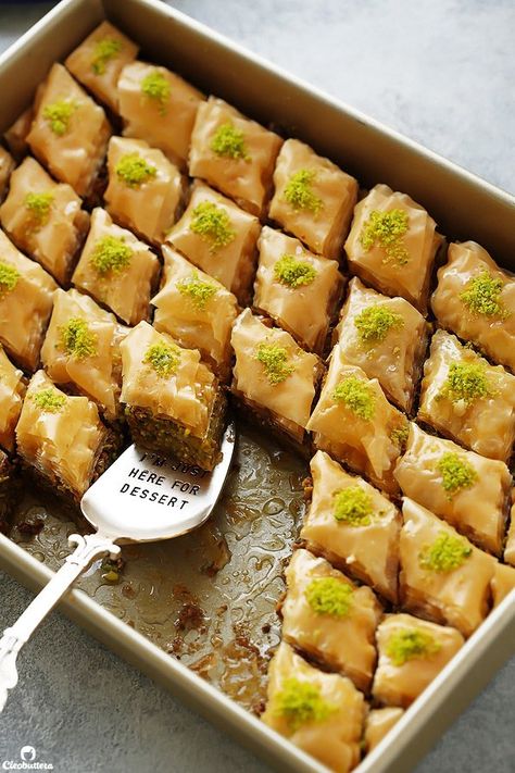 21 Best Arabic Dessert Recipes - Kunafa Arabic Dessert Arabisk Mad, Labneh Recipe, Arabic Sweets Recipes, Pistachio Baklava, حلويات عربية, Arabic Dessert, Middle Eastern Desserts, Baklava Recipe, Greek Desserts