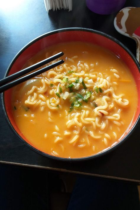 Ramen de queso comida típica coreana Spicy Soup, Cheeseburger Chowder, Chowder, Red Curry, Cheeseburger, Thai Red Curry, Ramen, Noodles, Vision Board