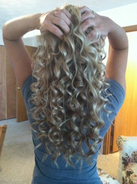 Long Blonde Spiral Curls If only my hair was this long! I'm pretty sure @Abbey Jarrard  could do this! Loose Spiral Perm, Body Wave Perm, Perm Hair Styles, Spiral Perm, Short Permed Hair, Perm Hair, Spiral Curls, Curling Wand, Permed Hairstyles