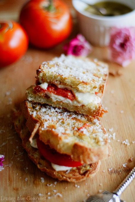 Tomato and Mozzarella Toastie Italian Grilled Cheese, Garlic Garden, Tomato Toast, Tomato And Mozzarella, Garden Tomatoes, Tomato Garden, Fresh Mozzarella, How To Make Cheese, Roasted Garlic