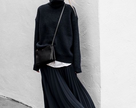 Minimalisticky Chic, Svarta Outfits, Skirt Diy, Black Pleated Skirt, Looks Street Style, Outfit Trends, Mode Inspo, Looks Chic, Looks Style