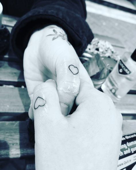 Heart Tattoo On Thumb, Tattoo On Thumb, Heart Hand Tattoo, Heart Finger Tattoo, Best Friend Tats, Friend Tats, Bff Tats, Heart Tattoo On Finger, Tattoo Tiny