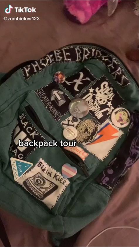 Alt Backpack Diy, Diy Punk Backpack, Custom Backpack Ideas, Crust Backpack, Punk Bag Diy, Alt Backpack, Schoolbag Aesthetic, Punk Backpack, Punk Bag