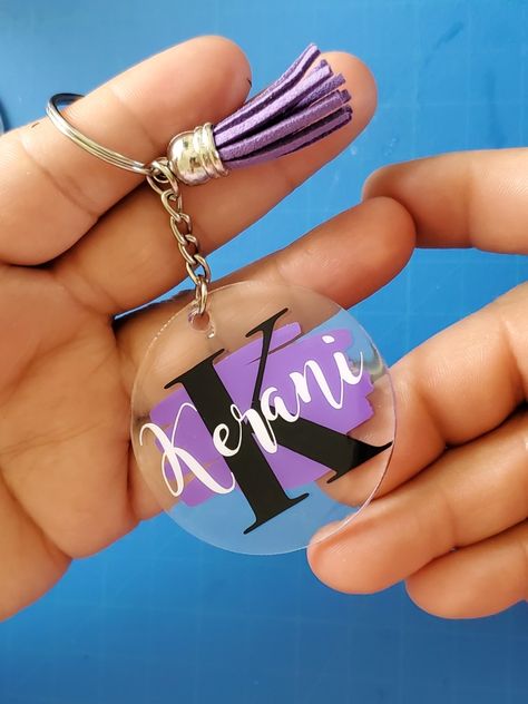 Clear Keychains With Vinyl, How To Seal Acrylic Keychains, Sealing Acrylic Keychains, Acrylic Keychain Ideas Cricut, How To Make Acrylic Keychains, Diy Resin Keychain Ideas, Cricut Keychains Diy Acrylic, Diy Acrylic Keychain, Permanent Vinyl Projects