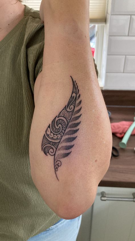 Maori Tattoo Designs Meaning, Aboriginal Tattoo Woman, Fern Forearm Tattoo, Nz Tattoo, Forearm Tats, Wrist Band Tattoo, Polynesian Tattoos Women, New Zealand Tattoo, Fern Tattoo