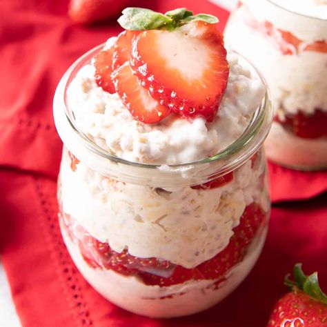 Strawberry Overnight Oats Recipe (Vegan, Healthy) - Beaming Baker Overnight Oats No Yogurt, Strawberry Overnight Oats Recipe, Gluten Free Overnight Oats, Sugar Free Pumpkin Pie, Strawberry Overnight Oats, Gluten Free Pumpkin Muffins, Vegan Overnight Oats, Healthy Pumpkin Pies, Pumpkin Muffin Recipes