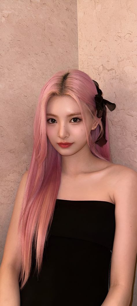 Everglow Yiren, Yiren Everglow, Pink Wallpaper, Face Claims, Pink Hair, Instagram Update, Makeup Ideas, Kpop Idol, South Korean Girls