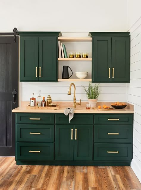 Dark Green Kitchen, Kitchen Cabinet Color Ideas, Simple Kitchen Design, Green Kitchen Cabinets, Green Cabinets, Gold Kitchen, Wet Bars, Kitchen Cabinet Colors, Simple Kitchen