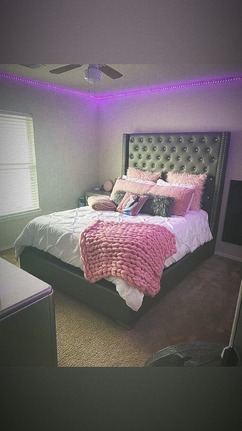 Basic Small Bedroom Ideas, 16 Room Ideas, Full Size Bed Bedroom Ideas, Room Ideas With Tv On Wall, Small Room Ideas Full Size Bed, 19 Year Old Room Ideas, Black Women Room Ideas, Baddie Bedroom Decor, Cute Ideas For Small Bedrooms