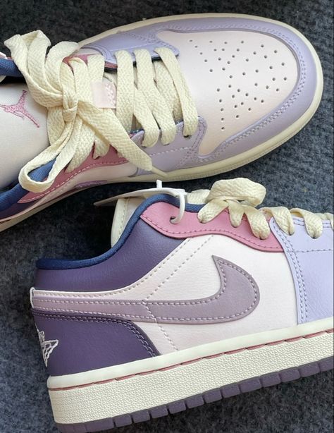 Preppy Shoes, Pretty Shoes Sneakers, All Nike Shoes, Cute Nike Shoes, Fresh Shoes, Hype Shoes, Cute Nikes, Casual Sneakers Women, Girly Shoes