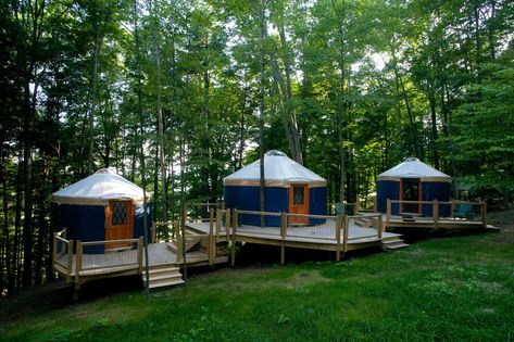 The Knoll Farm Refuge in Fayston, Vermont, offers a serene and inviting place to escape the hustle and bustle while relaxing at their lovely and beautiful farm. Yurt Village, Earth House, Timber Frame Barn, Going Off The Grid, Camping Inspiration, Crazy Ideas, Yoga Space, Beautiful Farm, Organic Produce