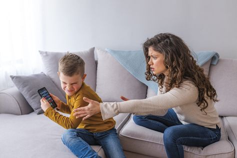 Using Common Sense: Parenting tips for managing kids' screen time Tantrum Kids, Limiting Screen Time, Developing Healthy Habits, Temper Tantrums, Neck And Back Pain, Poor Posture, Do Homework, Mobile Technology, Low Self Esteem