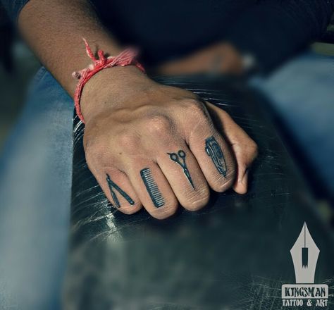 Barber Hand Tattoo Ideas, Hairstylist Finger Tattoos, Small Barber Tattoo Ideas, Barber Hand Tattoo, Barber Tattoo Ideas, Surat City, Tattoo On Finger, Tattoos Sketches, Hairstylist Tattoos