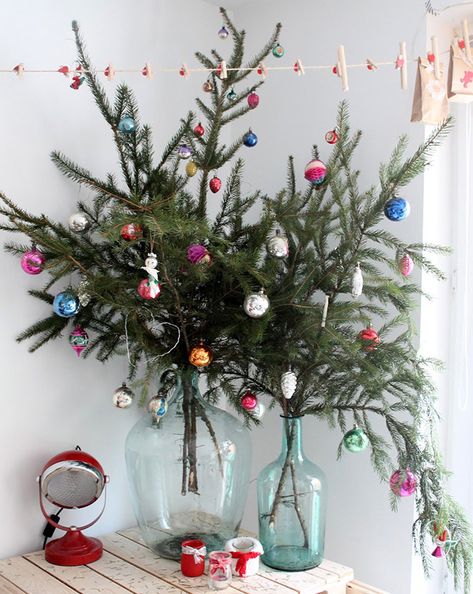 Deck the halls: 19 fun alternative Christmas trees | Mum's Grapevine Christmas Mantle Ideas, Christmas Bedroom Decorations, Eclectic Christmas, Natal Natural, Christmas Decorations Apartment, Chirstmas Decor, Bohemian Christmas, Christmas Apartment, Christmas Mantle Decor