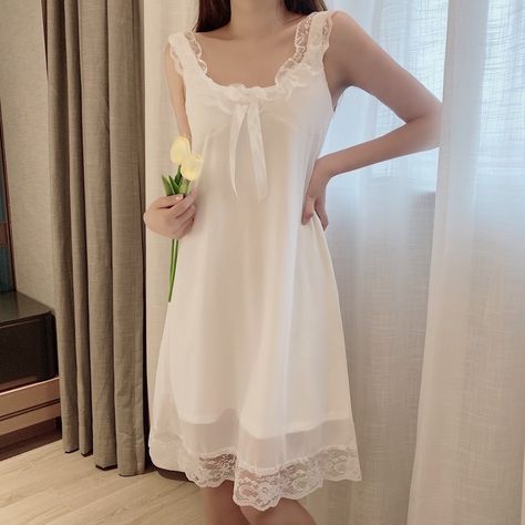 White Night Dress Sleep, Cute Pajama Dress, Cute Nightdress, Cottagecore Pjs, Night Dress Sleep, White Nightdress, Ae Outfits, Nightgown Sleep, Gown Aesthetic