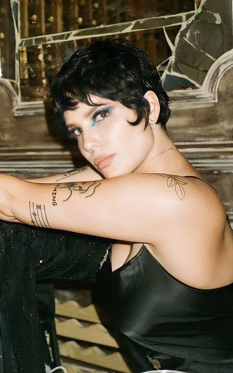 Halsey Curly Hair, Halsey Photoshoot, Halsey Black Hair, Halsey Manic Photoshoot, Halsey Iichliwp, Halsey Music, Define Feminine, Halsey Style, Gothic Things